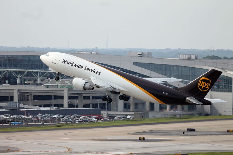 UPS – Nhà Vận Chuyển Hàng Không Nội Địa Chính mới của USPS