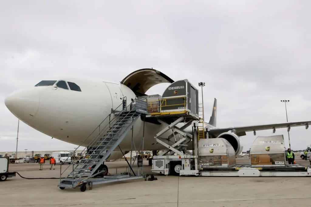 Phí Vận Chuyển Hàng Không Toàn Cầu Tăng Vọt trong tháng Tư