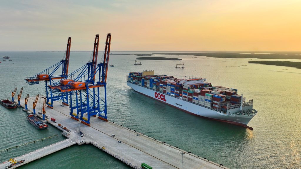 Tàu container cập bến tại Việt Nam