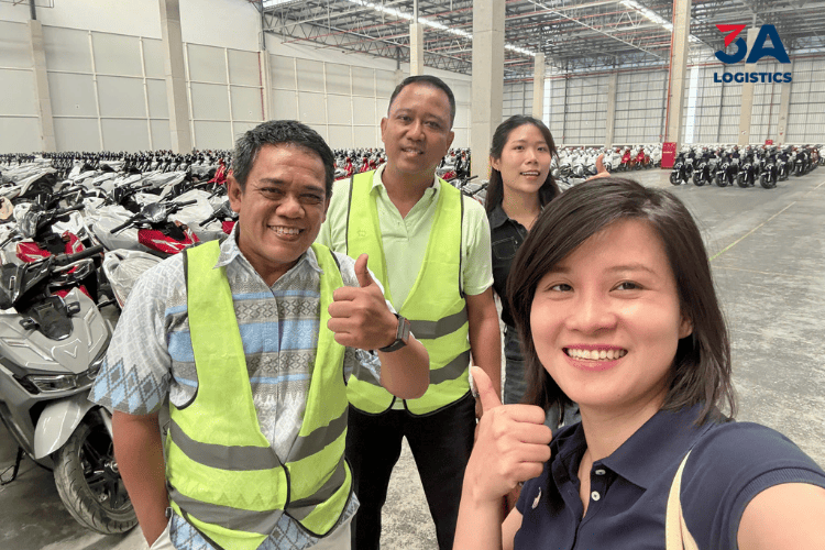 Đội ngũ 3A Logistics tại kho ở Cikarang Indonesia