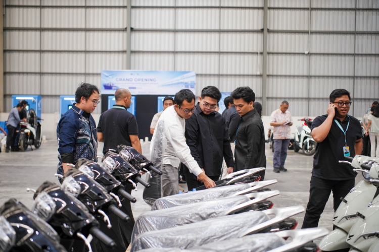 Guests tour the storage area and learn about the cargo management process at the 3A Logistics Indonesia warehouse