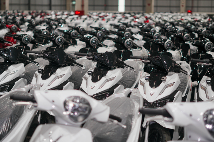 Lô xe điện VinFast được 3A Logistics tiếp nhận và quản lý trong hành trình đồng hành cùng chuỗi cung ứng xe điện tại Indonesia