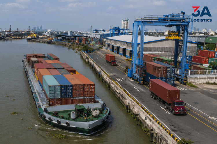 Sà lan vận chuyển nhiều container, giúp tăng năng lực theo chuyến và giảm áp lực huy động xe đầu kéo 